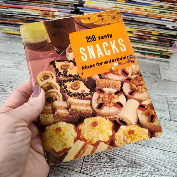 250 Tasty Snack Ideas for‎ Entertaining Cookbook Booklet 1970 Vtg Culinary Arts - Picture 1 of 13